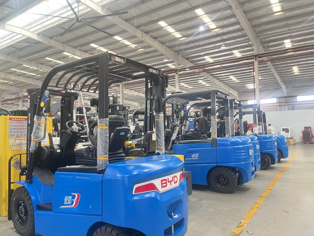 Boîtier de chariot élévateur à batterie au lithium BYD | Solution de manutention logistique intelligente verte pour usine de verre(Figure1)