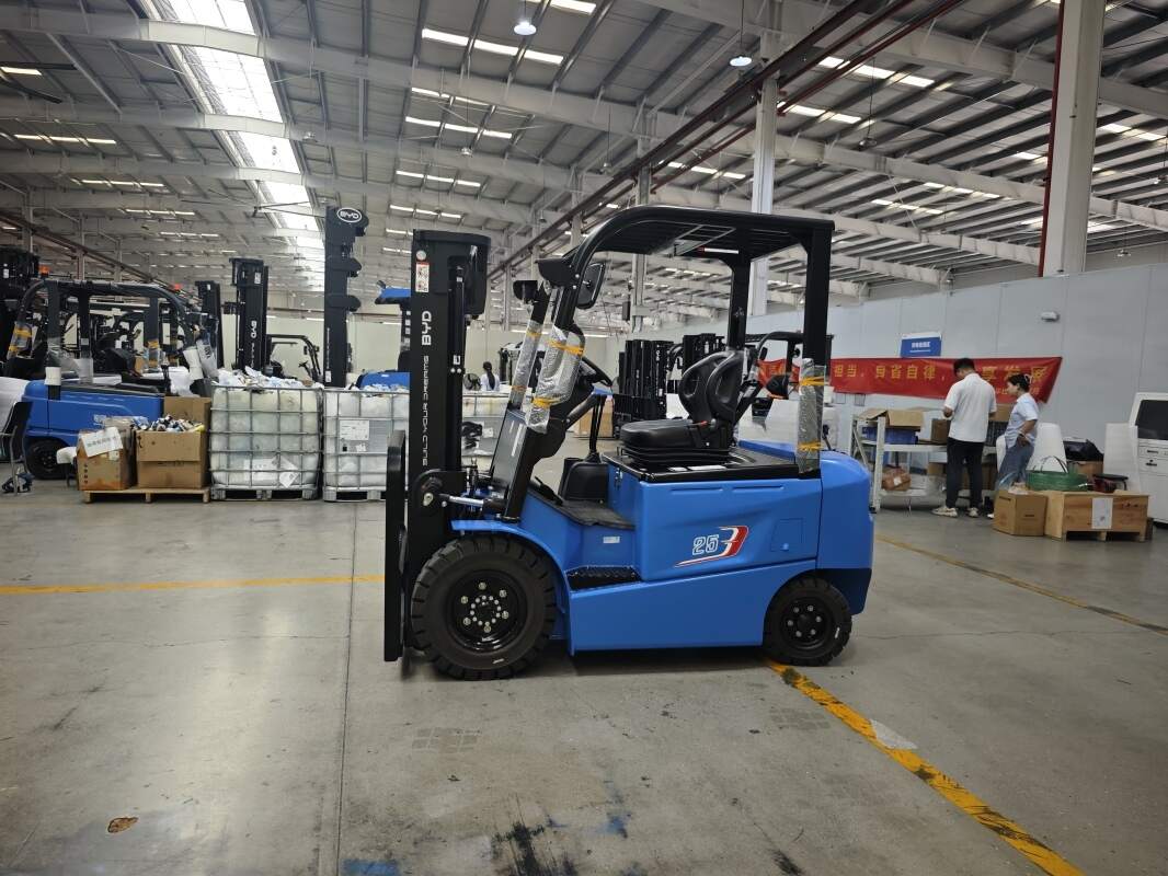 Chariot de manutention électrique : comparer les offres sans se tromper